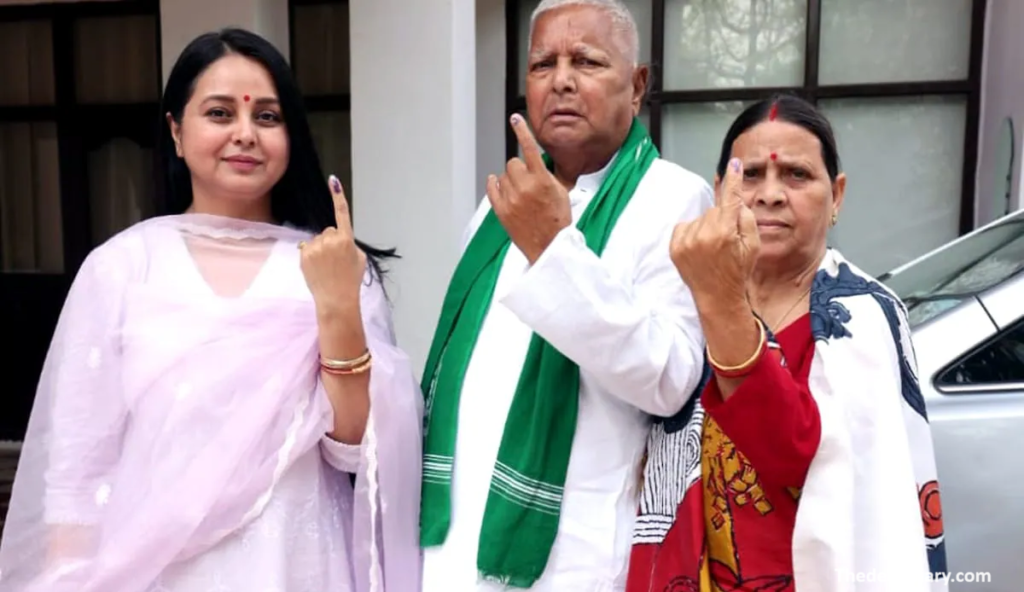 Lok Sabha election: लालू यादव को मतदान केंद्र पर 'हरे तौलिये' के साथ देखा गया, तो भाजपा मतदान केंद्र पहुंची