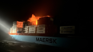 Cargo Ship Fire : समंदर के बीच कार्गो जहाज में लगी आग, 3 Ship 12 घंटों से तैनात