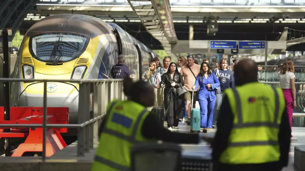 France: फ्रांस में तोड़फोड़ के कारण दूसरे दिन भी ट्रेनें विलंबित, यात्रियों को परेशानी