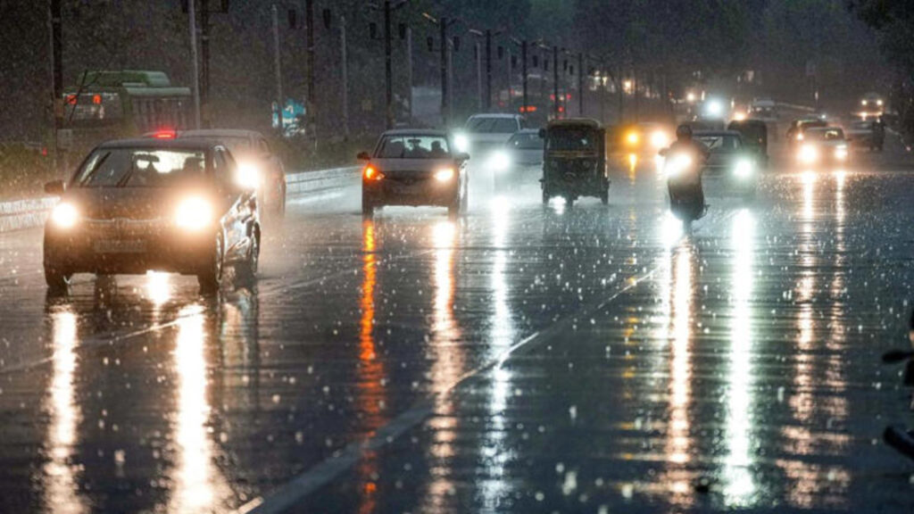 Weather: शाम को हुई बारिश से दिल्ली का मौसम हुआ सुहाना, लोगों को मिली उमस से राहत