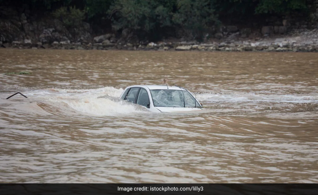 Hyderabad: एक व्यक्ति ने 3 बच्चों के साथ कार को झील में चलाया