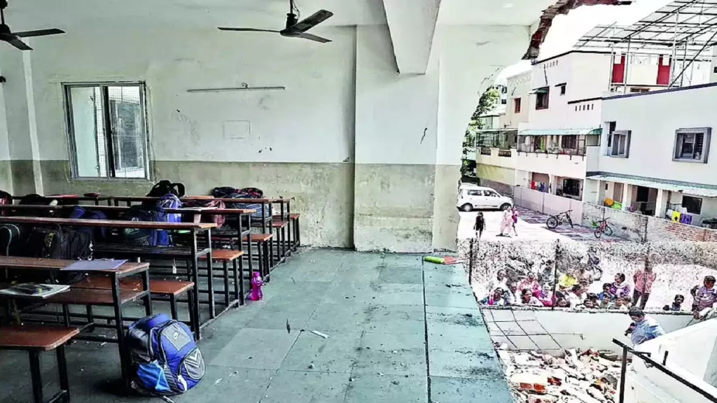 School Roof Collapses : वडोदरा में गिरी स्कूल की छत, कई छात्र पहली मंजिल से गिरे नीचे; सामने आया CCTV फुटेज