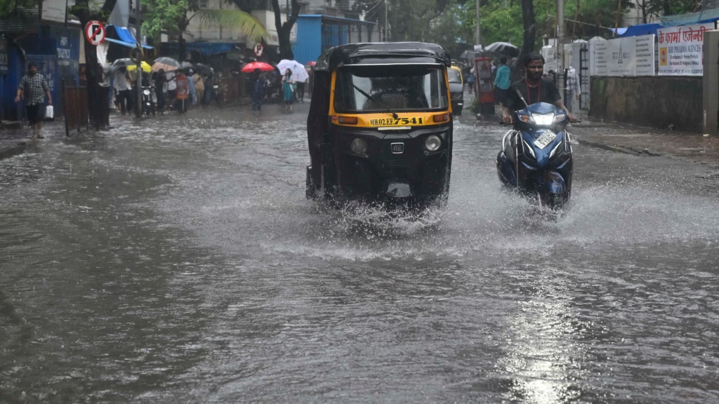 Breaking News: नवी मुंबई में भारी बारिश के कारण जलभराव; IMD ने महाराष्ट्र के कुछ हिस्सों के लिए येलो अलर्ट जारी किया