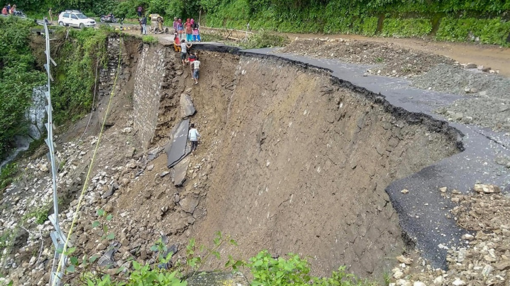 Uttarakhand Triggers: रातभर हुई भारी बारिश से भूस्खलन और जलभराव की स्थिति