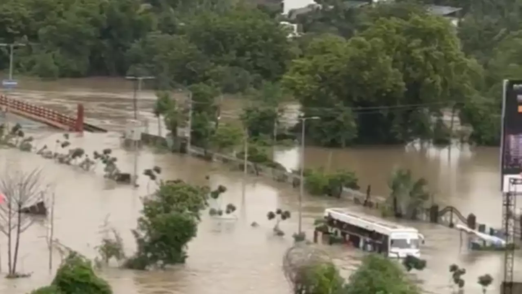 Gujarat rain: तीन दिनों में मरने वालों की संख्या 28 तक पहुंची, लगभग 18,000 लोगों को निकाला..