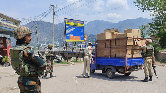 Jammu and Kashmir: सुरक्षा बलों ने आतंकी ठिकाने का भंडाफोड़ कर IEDs बरामद किया