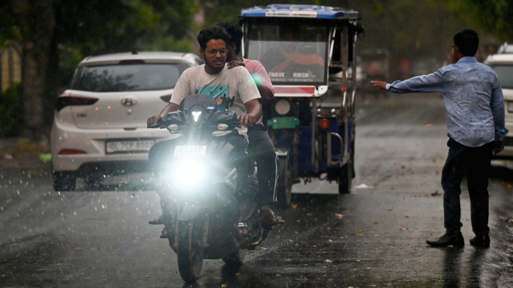 Delhi NCR weather: दिल्ली, नोएडा में भीषण गर्मी के बीच तेज हवाएं, धूल भरी आंधी