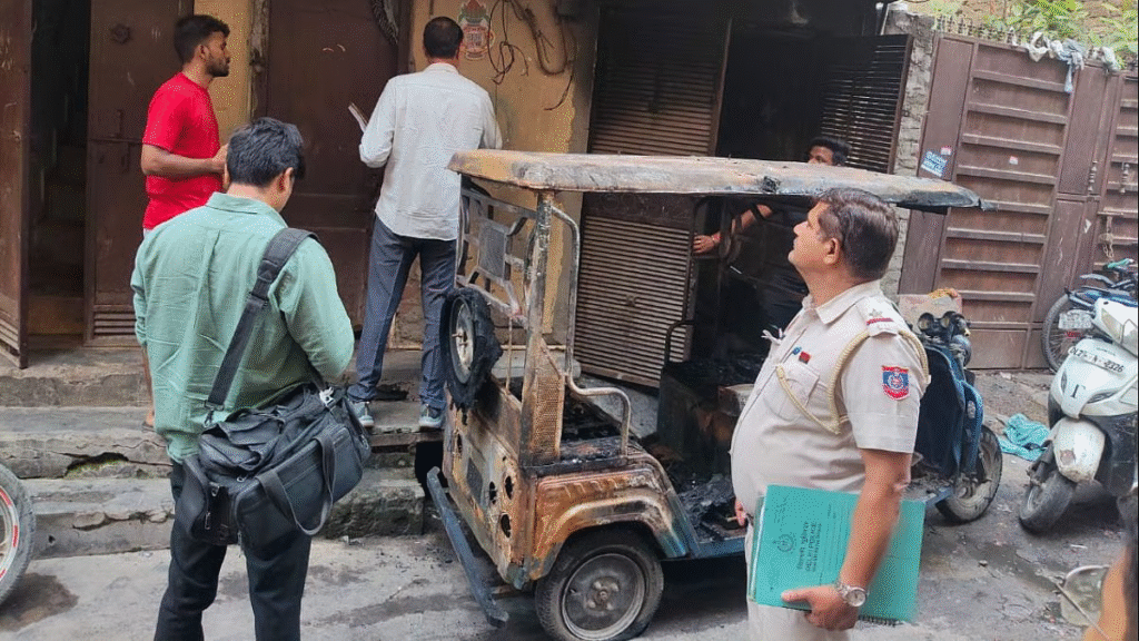 Delhi News: ई-रिक्शा चार्जिंग से लगी आग, 6 लोग अस्पताल में भर्ती