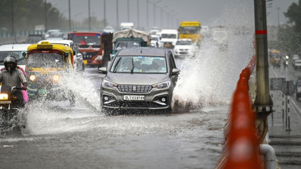 Delhi: आज रात भारी बारिश की संभावना, ऑरेंज अलर्ट जारी