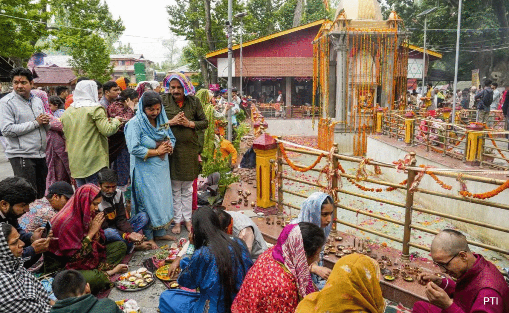 Jammu Kashmir: कड़ी सुरक्षा के बीच वार्षिक जम्मू-कश्मीर मेले में सैकड़ों कश्मीरी पंडित जुटे