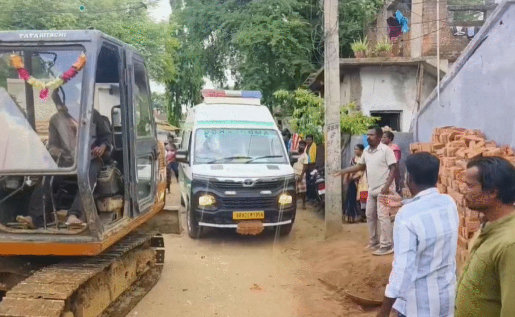 Odisha: सेप्टिक टैंक में फंसे 3 मजदूरों को बचाने के लिए राहगीर कूदा, सभी 4 की मौत